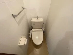 毎日使う場所だからこそ、明るく衛生的な空間にこだわりました。温水暖房便座完備で、福井の寒い冬の朝もヒヤッとせず、ホッとするひとときを。清掃が行き届いたプライベート空間です。