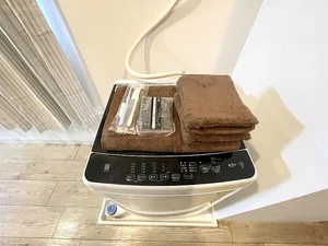 弁当や外食が多い福井滞在でも、洗濯だけは自分のタイミングで。雨や雪の多い北陸エリアにおいて、室内設置の洗濯機は必須条件です。夜間に回しても音が響きにくいRC構造と相まって、多忙なビジネスパーソンの時間を24時間有効活用させます。