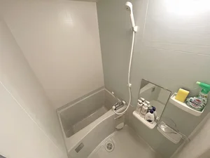 マンスリーマンション選びで妥協したくないのが「バス・トイレ別」のクオリティ。このお部屋は、一日の緊張を解きほぐすのに十分な広さと、清潔感あふれるタイル使いが特徴です。さらに、オプションで選択可能な「塩素除去・美肌効果シャワーヘッド」を導入すれば、出張中のセルフケアも万全。ビジネスの戦地から戻り、湯船に浸かってリセットする時間は、翌日のパフォーマンスを最大化させる最高の投資になります