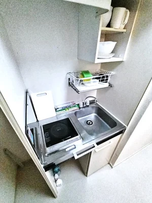 IH1口システムキッチン! 調理器具や食器類、スポンジや洗剤など取り揃えておりますので 長期滞在でも自炊できて健康的!