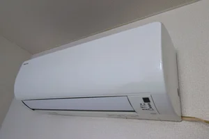 エアコン付き! 冷暖房調整可能で夏場、冬場関係なく快適な室温でお過ごしいただけます。