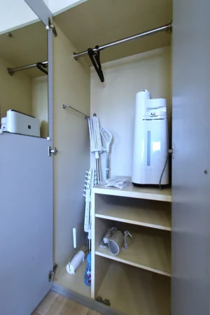 収納スペースに多数備品あり　空気清浄機や室内干し竿などすべて標準品！