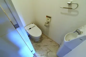 温水暖房便座付きで リラックス空間に! トイレブラシや洗剤付きで清潔に保っていただけます。