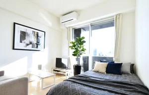 テレビ・ソファ付きでゆったりとお過ごしいただけます。 エアコンもありで快適空間!