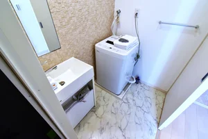 洗濯機ありで 洗濯物も無料で可能で 洗面台で歯磨きやお風呂上り・朝支度にも便利!