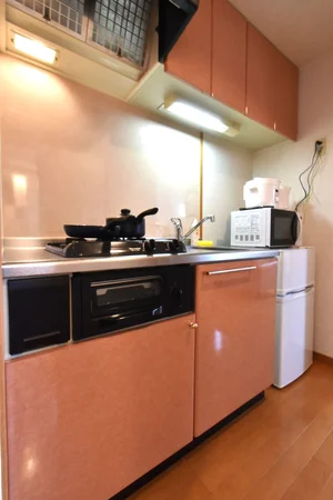 システムキッチン 調理器具や食器類も多数あり