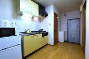 家電類の種類が多く長期滞在をサポートします！　廊下広く　キッチンスペースも広々とお使いいただけます！