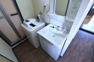 独立洗面台付きで　朝自宅お風呂上り　身支度に活用できて便利な設備です！