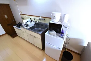 調理器具や食器類も豊富で自炊も可能！　健康面に考慮できて長期の滞在でも安心です！