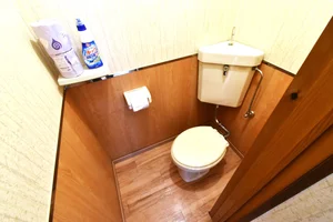 バストイレ別！　トイレットペーパーはもちろん　トイレブラシや洗剤なども標準品なので綺麗に保っていただけます。