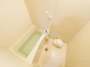 バストイレは別♪バスルームには風呂桶・風呂イス・風呂用洗剤・スポンジをご用意しておりますのでぜひご活用ください！