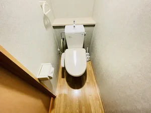 ウォシュレットつきのトイレです。老若男女皆様に安心してご利用いただけますね☆トイレにもトイレ用洗剤とトイレ用ブラシをご用意しておりますので長期ご利用の場合の気になる汚れなどもお掃除して頂けます＾＾