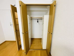 収納スペースも充実しており、嬉しいポール付☆☆