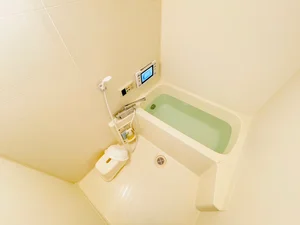 バストイレは別♪バスルームには風呂桶・風呂イス・風呂用洗剤・スポンジをご用意しておりますのでぜひご活用ください！