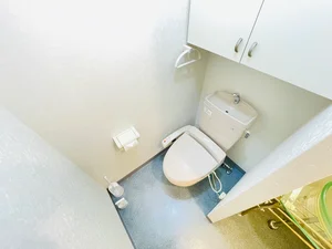 ウォシュレットつきのトイレです。老若男女皆様に安心してご利用いただけますね☆トイレにもトイレ用洗剤とトイレ用ブラシをご用意しておりますので長期ご利用の場合の気になる汚れなどもお掃除して頂けます＾＾