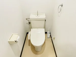 ウォシュレットつきのトイレです。老若男女皆様に安心してご利用いただけますね☆トイレにもトイレ用洗剤とトイレ用ブラシをご用意しておりますので長期ご利用の場合の気になる汚れなどもお掃除して頂けます＾＾