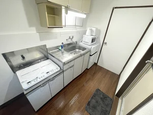 キッチンには冷蔵庫、ケトル、炊飯器、調理器具を完備。ホテルと違い自炊できるのでで長期ご利用のお客様でも安心ですね!新高岡駅前(イオンモール高岡)ウィークリーマンションの強みです♪