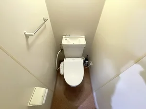 【トイレ画像】ウォシュレット付トイレです(*^^)v清掃道具もご用意しております☆彡新高岡駅前(イオンモール高岡)ウィークリーマンションでは標準設備です♪