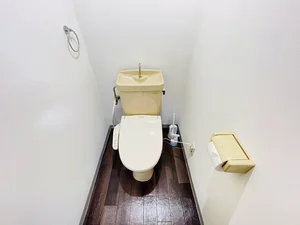 ウォシュレットつきのトイレです。老若男女皆様に安心してご利用いただけますね☆トイレにもトイレ用洗剤とトイレ用ブラシをご用意しておりますので長期ご利用の場合の気になる汚れなどもお掃除して頂けます＾＾