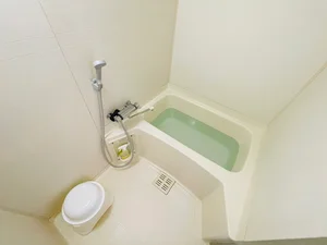 バストイレは別♪バスルームには風呂桶・風呂イス・風呂用洗剤・スポンジをご用意しておりますのでぜひご活用ください！