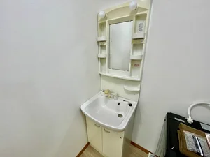 【独立洗面台】鈴鹿市駅前ウィークリーマンションでは、ドライヤー、歯ブラシ、洗剤類も多数完備♪旅行、出張、暮らしに関する手荷物を極限まで減らします‼