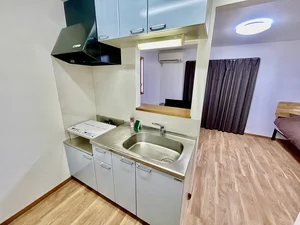 【キッチン画像】鈴鹿市駅前ウィークリーマンション♪冷蔵庫、電子レンジ、炊飯器、ケトル、調理器具や食器類もご用意しております(^^♪