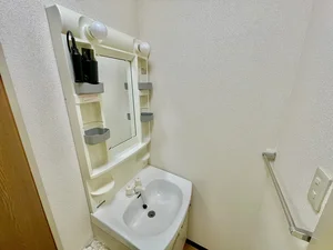 独立洗面台です♪洗濯機も室内に設置しており、三重鈴鹿ウィークリーマンションでは、洗濯用洗剤もご用意しており、ご入居後すぐにご利用が可能です(^^♪