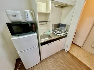 【キッチン画像】鈴鹿市平田駅(イオン前)ウィークリーマンション♪冷蔵庫、電子レンジ、炊飯器、ケトル、調理器具や食器類もご用意しております(^^♪