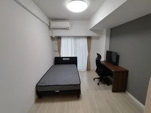 写真はお部屋のイメージです。ラグなどの室内装飾はございません。