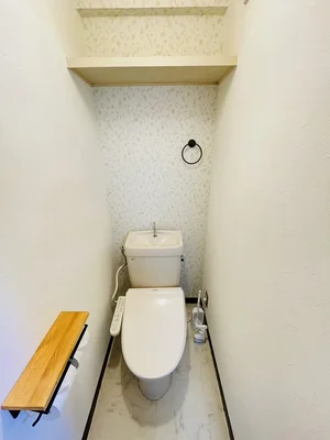 ウォシュレットつきのトイレです。老若男女皆様に安心してご利用いただけますね☆トイレにもトイレ用洗剤とトイレ用ブラシをご用意しておりますので長期ご利用の場合の気になる汚れなどもお掃除して頂けます^^