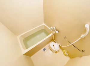 バストイレは別♪バスルームには風呂桶・風呂イス・風呂用洗剤・スポンジをご用意しておりますのでぜひご活用ください!