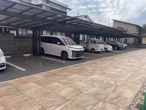 近くに屋根付き駐車場を完備してます。駐車場も広く停めやすいです♪
