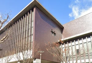 岡山県立図書館 車で8分