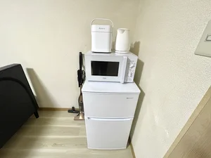【冷蔵庫・電子レンジ】ホテルと違い高岡ウィークリーマンションでは標準設備♪一人暮らしに適した冷蔵庫なので1週間以上の暮らしに最適★お客様の声から今の形になりました。