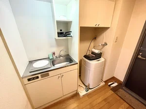 キッチンには冷蔵庫、ケトル、炊飯器、調理器具を完備。ホテルと違い自炊できるのでで長期ご利用のお客様でも安心ですね!高岡ウィークリーマンションの強みです♪