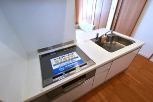 システムキッチンで調理器具や食器類も多数あり! 広々と使えて即日自炊も可能です。