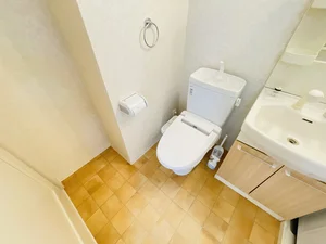 ウォシュレットつきのトイレです。老若男女皆様に安心してご利用いただけますね☆トイレにもトイレ用洗剤とトイレ用ブラシをご用意しておりますので長期ご利用の場合の気になる汚れなどもお掃除して頂けます＾＾