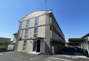 玄関から居室が見えにくいクランク動線や、水回りの集中配置がプライバシーを確保。限られた面積を最大限に活かす収納配置により、実際の平米数以上の開放感を得られる「空間マジック」が施されています。