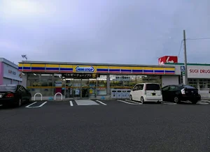 ミニストップ 四日市泊小柳店まで車で5分