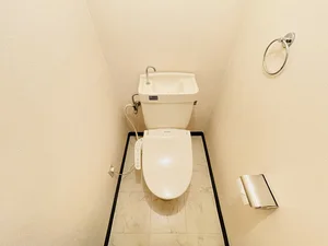 ウォシュレットつきのトイレです。老若男女皆様に安心してご利用いただけますね☆トイレにもトイレ用洗剤とトイレ用ブラシをご用意しておりますので長期ご利用の場合の気になる汚れなどもお掃除して頂けます＾＾