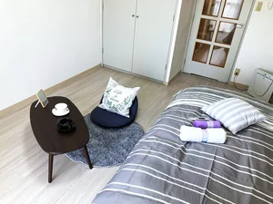 ローテーブル・座椅子あり！　ちょっとした作業やお仕事も可能です。　リネン類も豊富に取り揃えております！