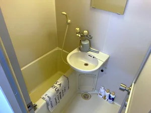 バストイレ別で　湯舟に浸かってゆったりとお寛ぎいただけます！　シャンプーコンディショナー・ボディーソープもすべてそろっております。