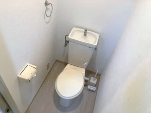 バストイレ別！　トイレットペーパーはもちろん　トイレブラシや洗剤も標準品で　清潔に保っていただけます。