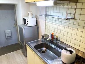 調理器具や食器類などすべて標準品！　健康面に考慮して自炊が可能です。　冷蔵庫や電子レンジ・電機ケトルなどもあり充実！