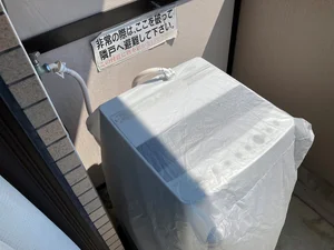 洗濯機にて　洗剤も標準設備！　コインランドリーに行かなくてもいいので便利です。