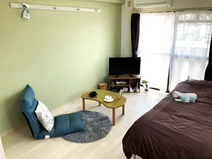 1Kのコンパクトなお部屋ながら　家具家電だけでなく備品もそろっております。　テレビを見ながらお部屋でゆったりと寛いでいただけます。　