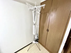 【パラソルハンガー】伊勢駅前(伊勢ひかり病院)ウィークリーマンションではパラソルハンガー完備★雨の日でも快適に室内で洗濯ができます♪ハンガーも5本標準設備のなので長期滞在も安心ですね(^^)/