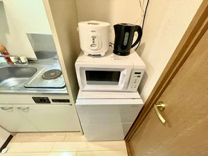 【冷蔵庫・電子レンジ】ホテルと違い伊勢駅前(伊勢ひかり病院)ウィークリーマンションでは標準設備♪一人暮らしに適した冷蔵庫なので1週間以上の暮らしに最適★お客様の声から今の形になりました。