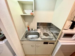 【キッチン画像】伊勢駅前(伊勢ひかり病院)ウィークリーマンション♪冷蔵庫、電子レンジ、炊飯器、ケトル、調理器具や食器類もご用意しております(^^♪