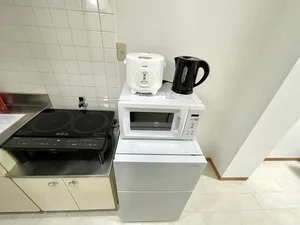 【冷蔵庫・電子レンジ】ホテルと違い伊勢駅前(北口前)ウィークリーマンションでは標準設備♪一人暮らしに適した冷蔵庫なので1週間以上の暮らしに最適★お客様の声から今の形になりました。